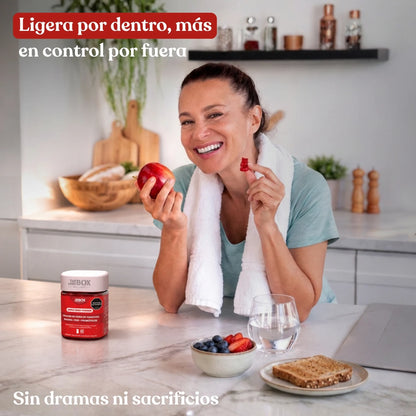 Mujer disfrutando Vinagre de Manzana en Gomitas en su rutina diaria